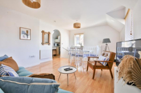 StayRight 2 Bed House with Private Parking - Close to Barry Beach and Jackson Bay